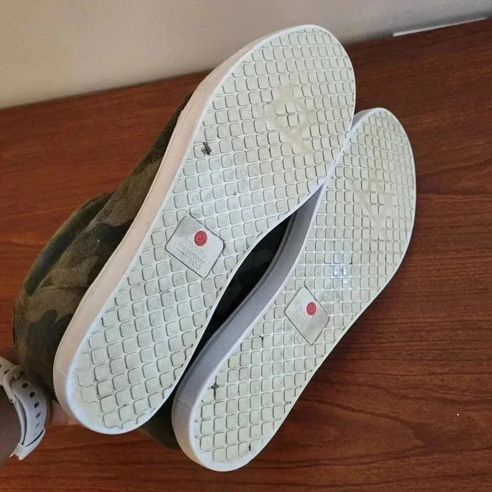 BLONDO Glenda Camo Green Waterproof Hidden Wedge Zip Sneakers(8)